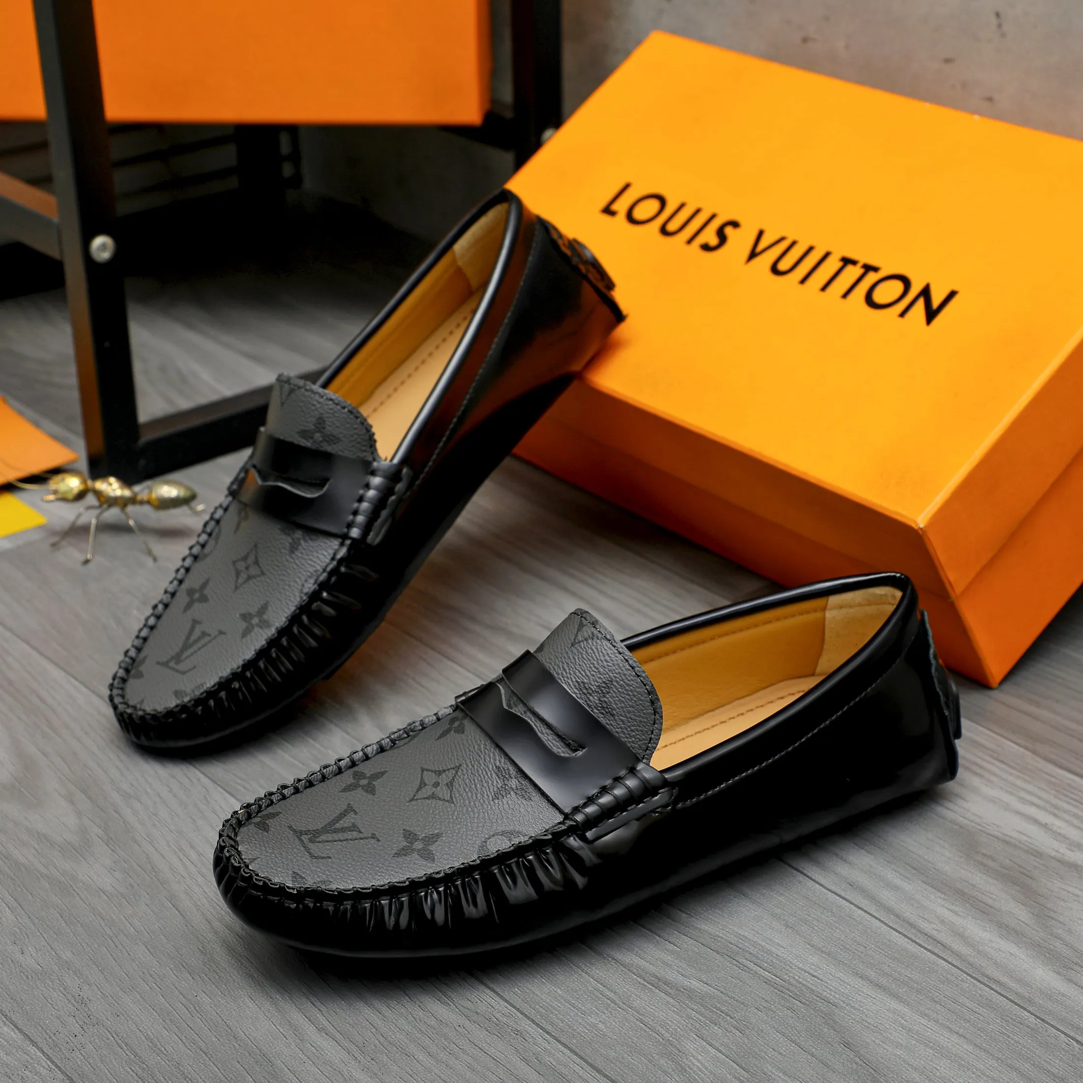 Men's shoes 💰p420 Product trademark: LV "Louis Vuitton" casual slip-on men's shoes Regular size: 38-44 Product materials: Selected classic print splicing patent leather upper, sheepskin lining, original rubber outsole